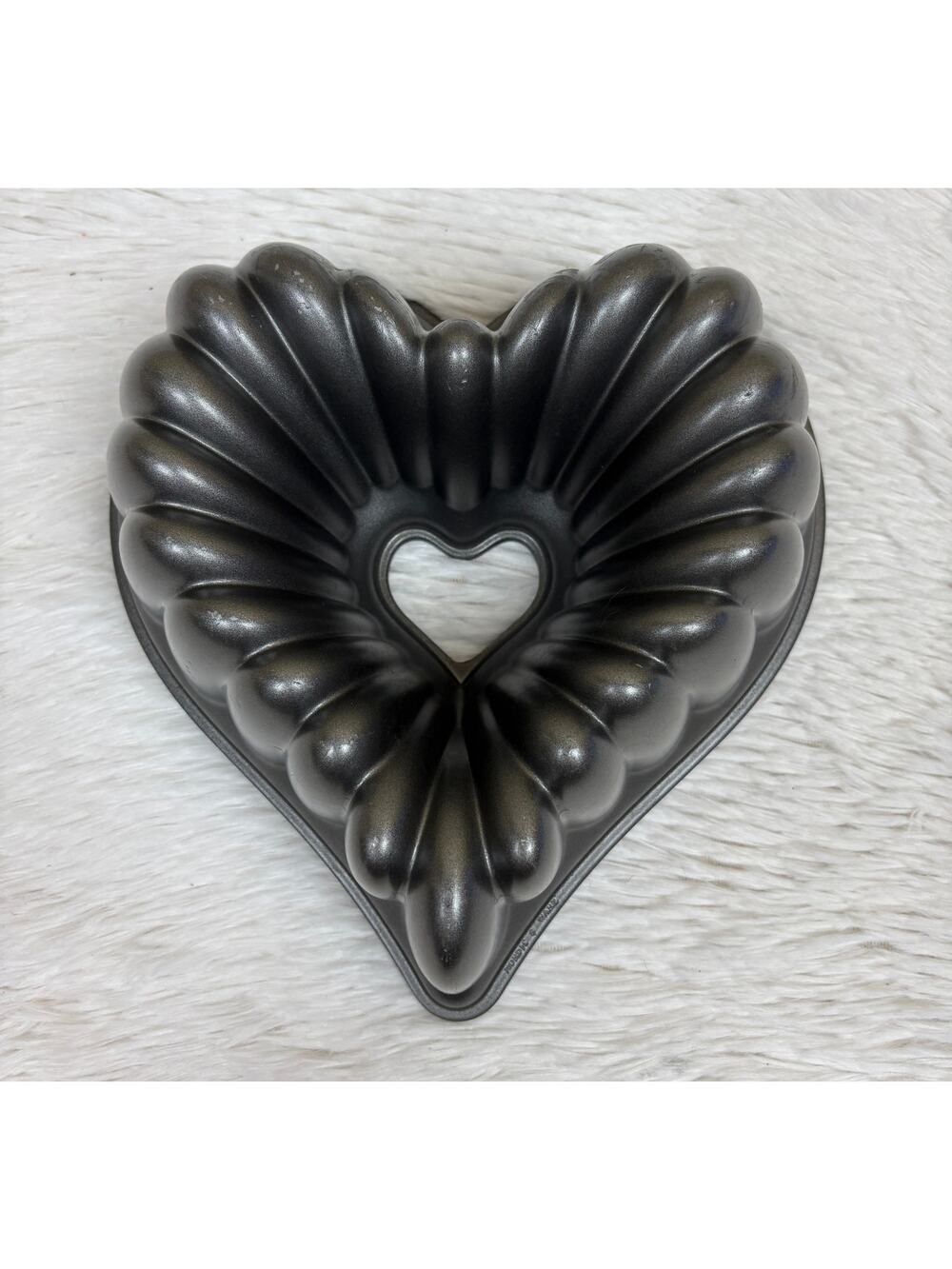 Nordic Ware Cast-Aluminum Elegant Heart Bundt Pan Baking